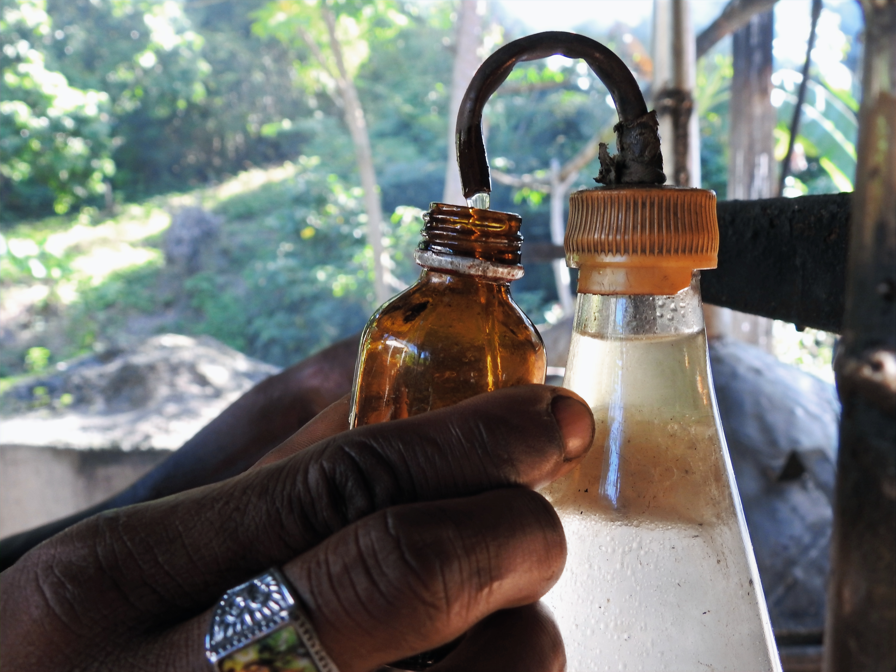 Alambics et savoir-faire artisanal de la distillerie Fleur d'Ylang, Nosy Be